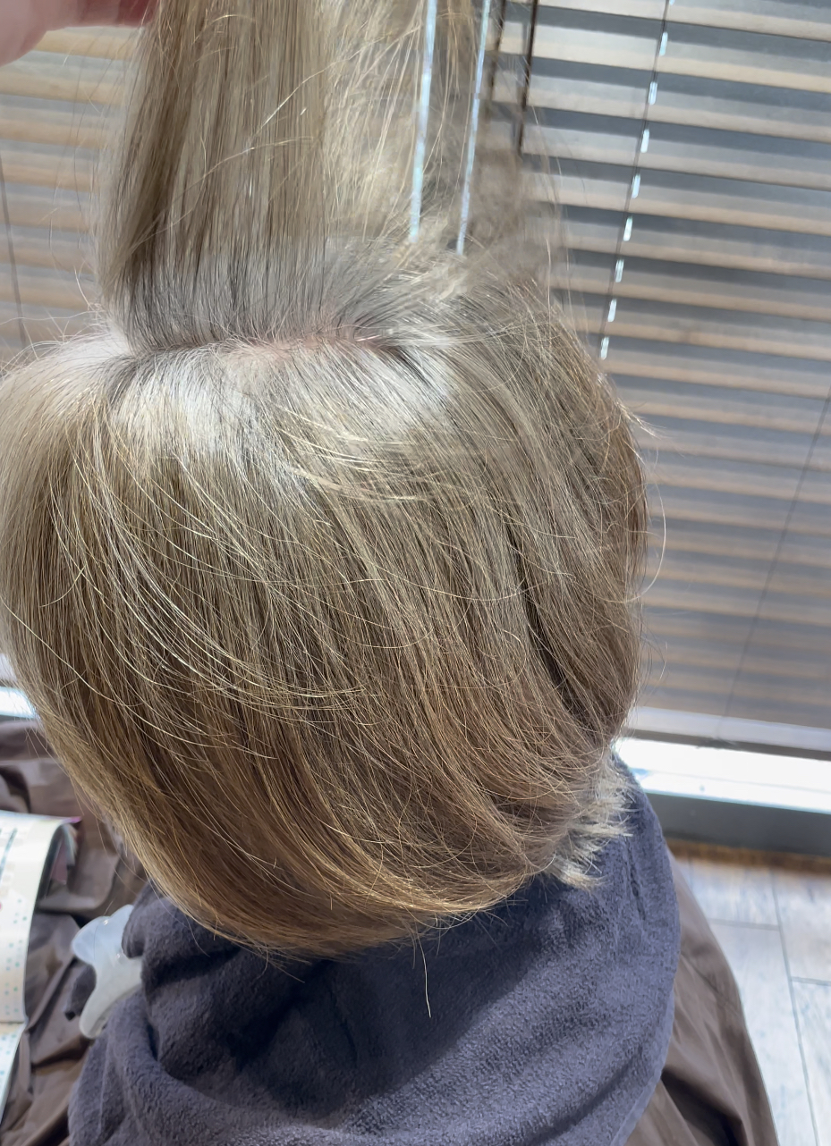 10歳以上 グレイヘアにするには まだ早い 白髪ぼかしの シークレットハイライト
